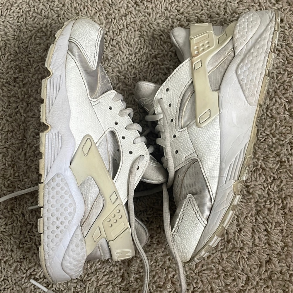 White Nike hurraches